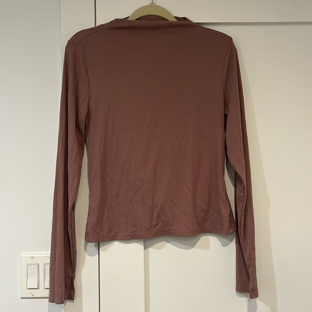 Mauve ribbed mock neck turtleneck with cinched back